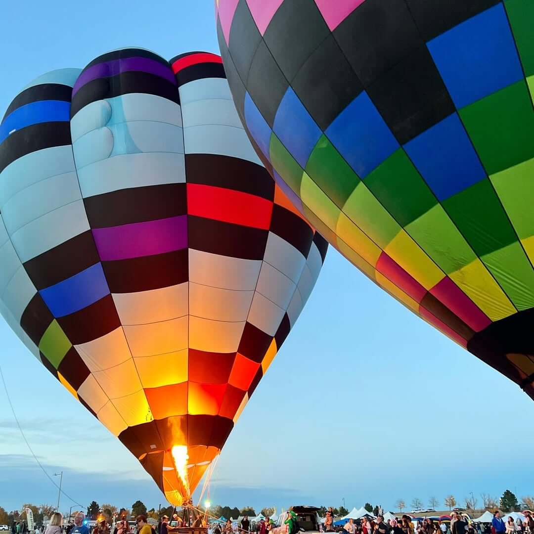 Globos aerostáticos al amanecer